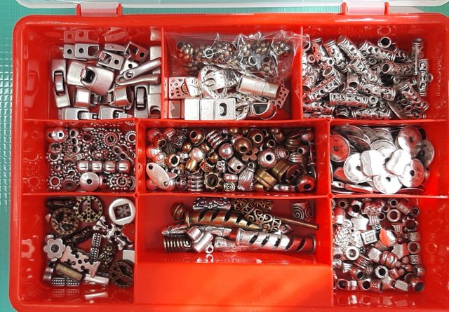 Abalorios y cierres de metal para cuero, ante...