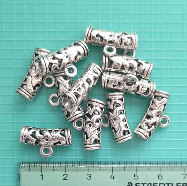 Abalorios y cierres de metal para cuero, ante...