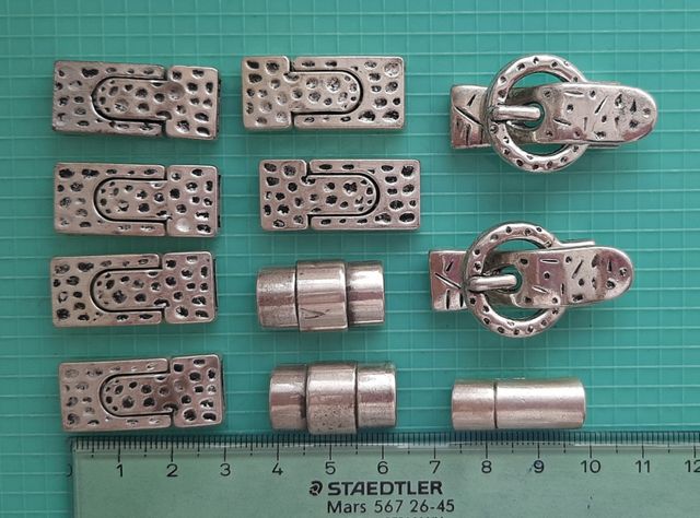 Abalorios y cierres de metal para cuero, ante...