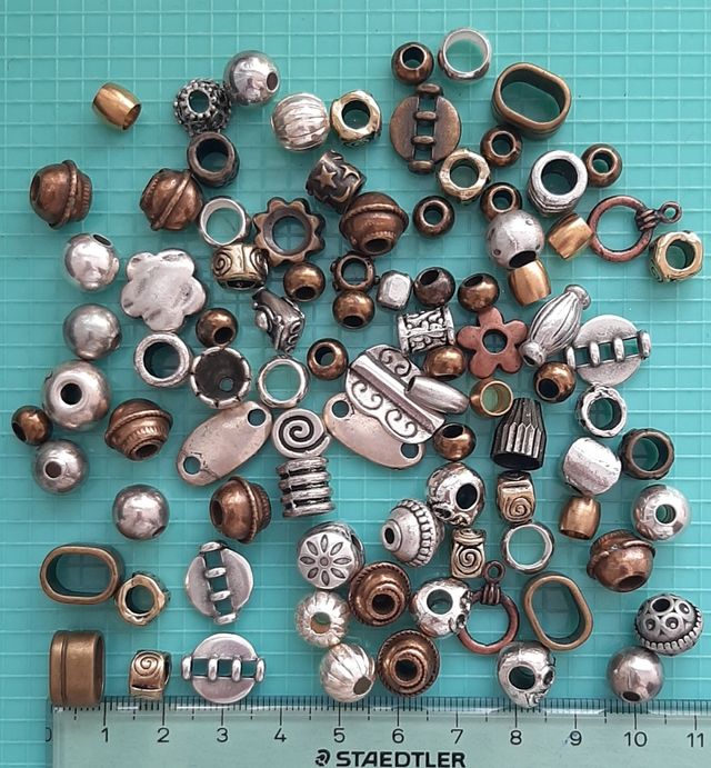 Abalorios y cierres de metal para cuero, ante...