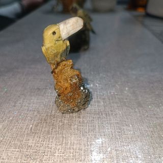 pellicano su roccia di pirite e quarzo