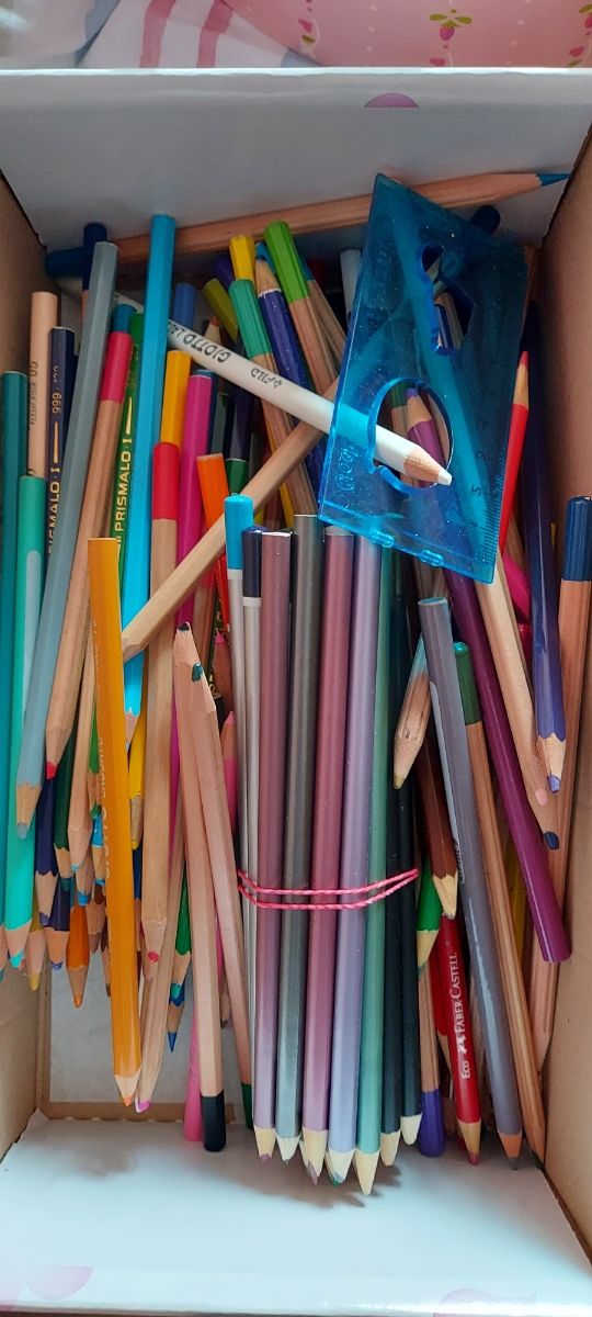 Pastelli e pennarelli usati assortiti