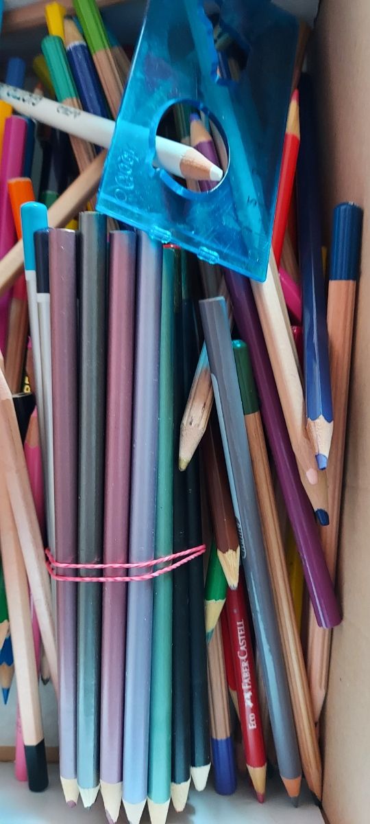 Pastelli e pennarelli usati assortiti
