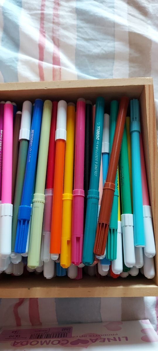Pastelli e pennarelli usati assortiti
