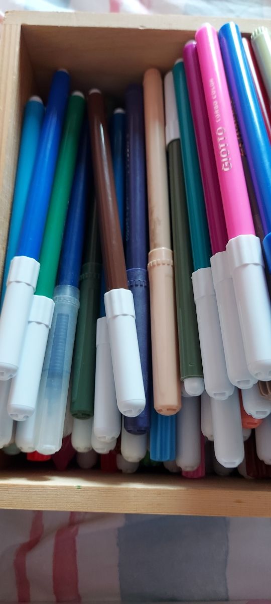 Pastelli e pennarelli usati assortiti