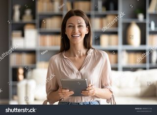 AUXILIAR ADMINISTRATIVA DE OFICINA/RECEPCIONISTA