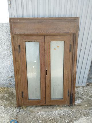 Ventana madera oscura con cristal