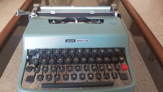 Máquina de escribir antigua Olivetti