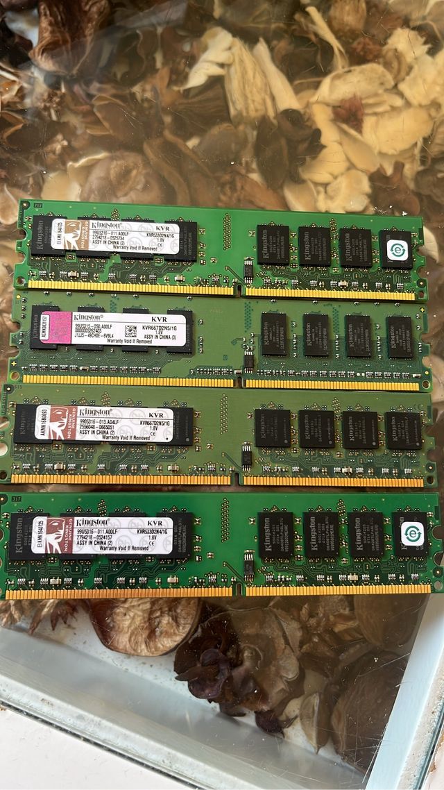4 moduli 1 gb ram Kigston