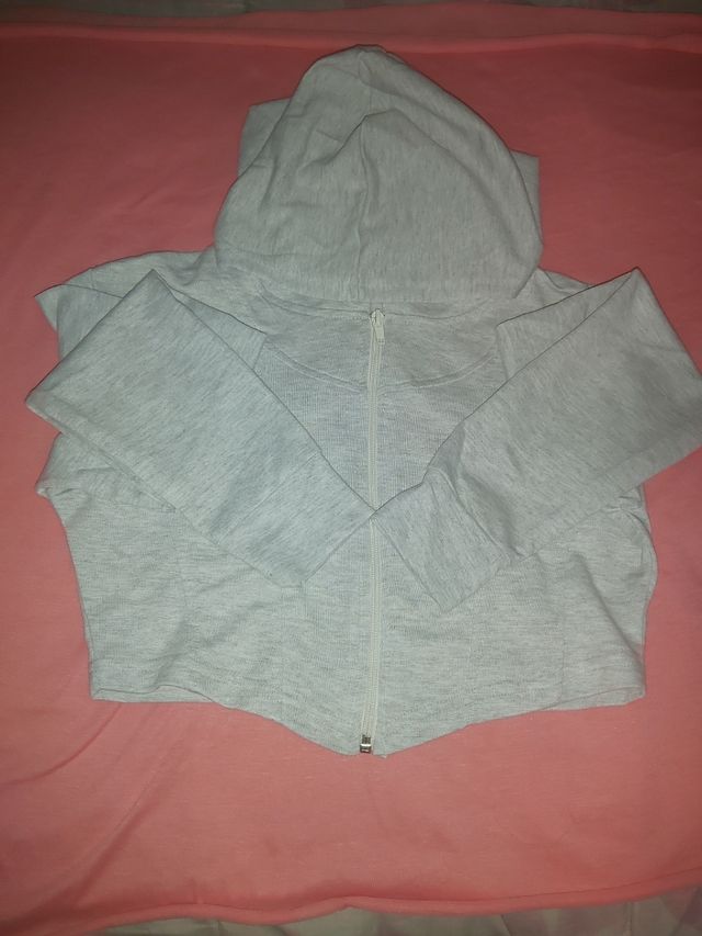 chaqueta corta con capucha y cremallera