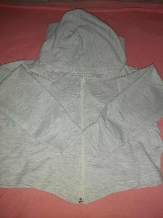 chaqueta corta con capucha y cremallera