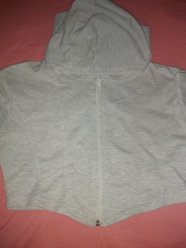 chaqueta corta con capucha y cremallera