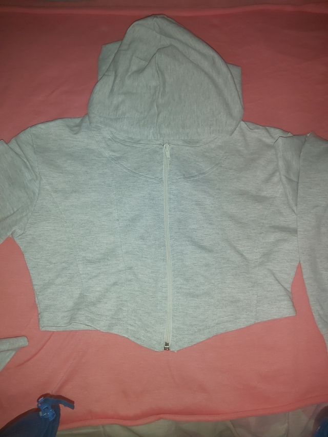 chaqueta corta con capucha y cremallera