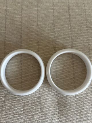 Pulseras rojas y moradas