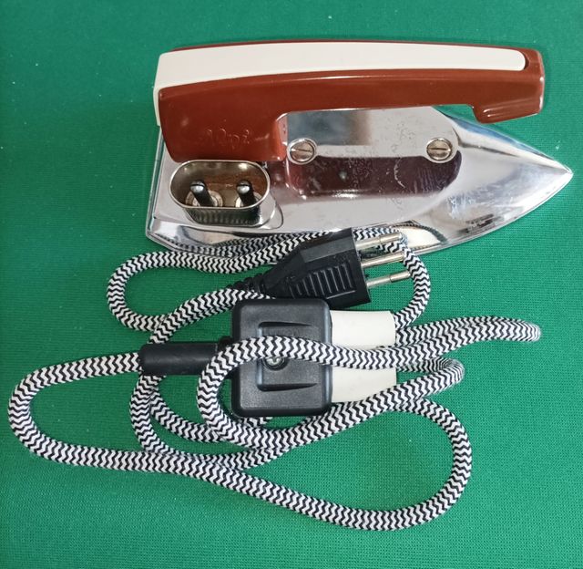 Ferro da stiro portatile Alpi vintage 