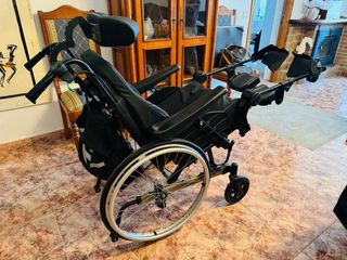 Silla ruedas basculante.