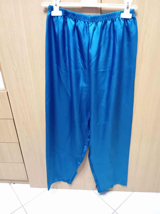 Pigiama poliestere blu.
Taglia 44/46.