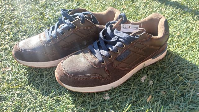 zapato negro de piel