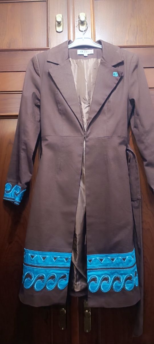 Abrigo marrón con detalles turquesa