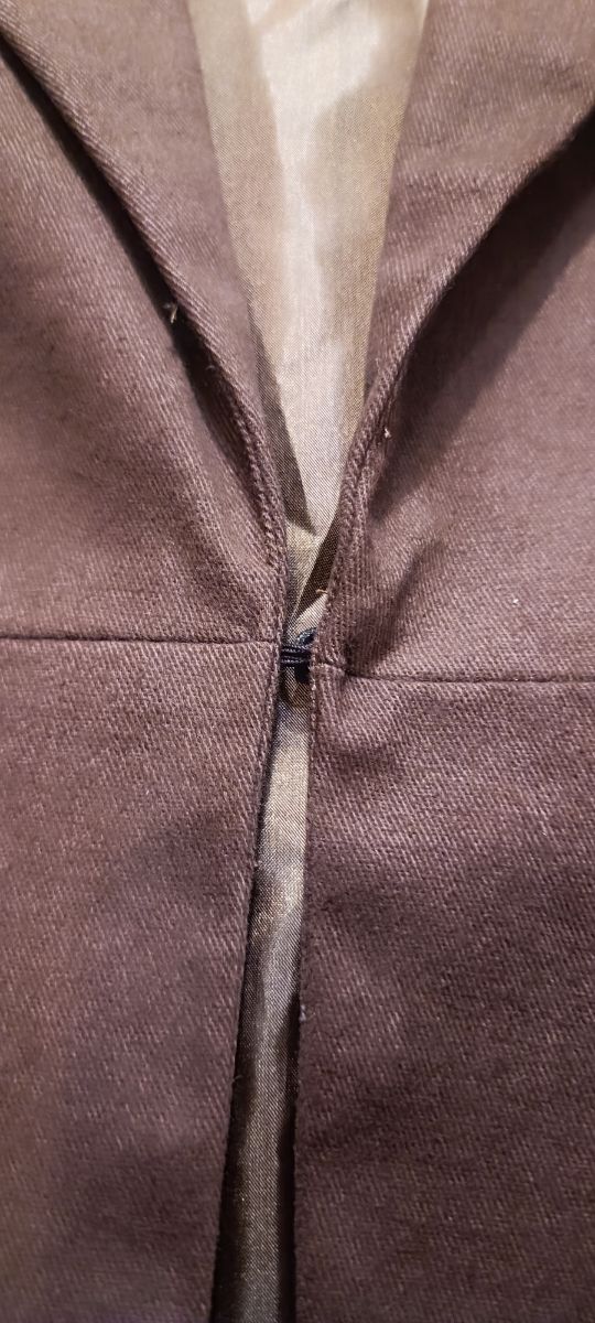 Abrigo marrón con detalles turquesa