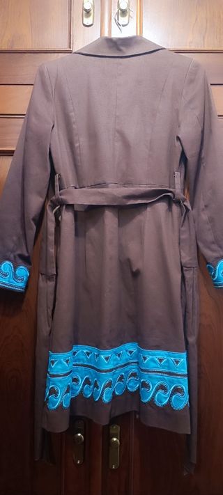 Abrigo marrón con detalles turquesa