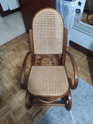 Silla mecedora de mimbre infantil
