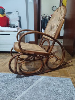 Silla mecedora de mimbre infantil