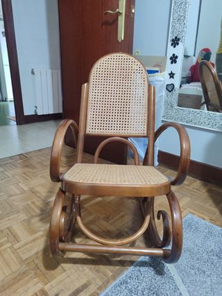 Silla mecedora de mimbre infantil