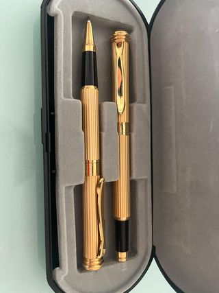 Pluma y bolígrafo dorados