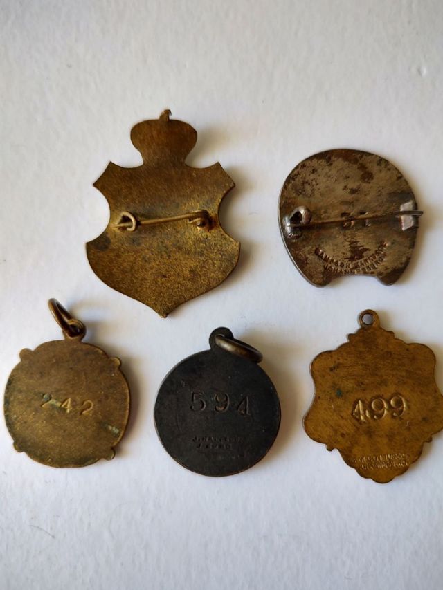 Lote de cinco insignias y medallas