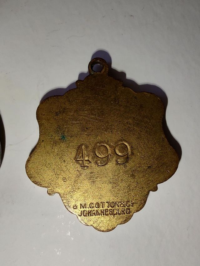 Lote de cinco insignias y medallas