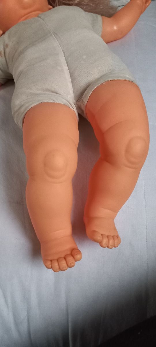Bambola vintage 1988 con culla basculant