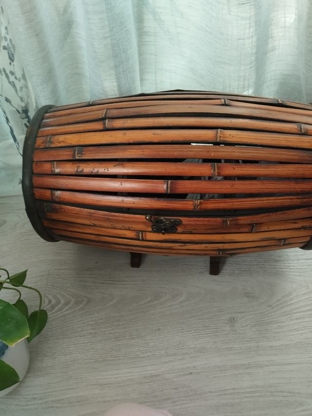 Adorno con forma de Botellero de bambú y madera