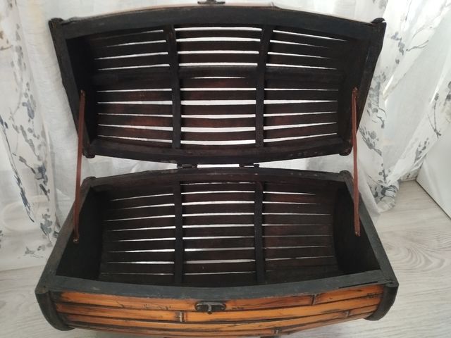 Adorno con forma de Botellero de bambú y madera