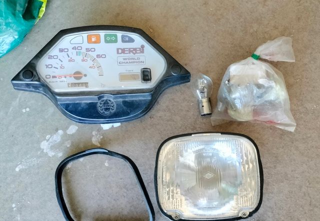 Cuentakm y faro Derbi Variant