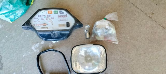 Cuentakm y faro Derbi Variant