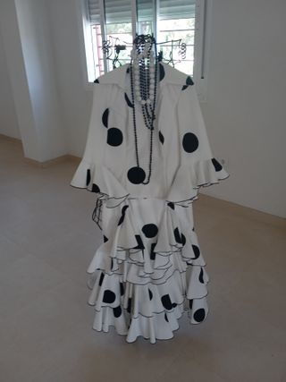 Traje flamenca blanco negro con collares