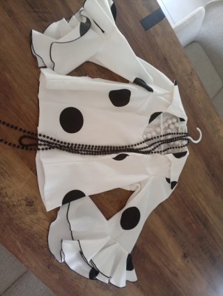 Traje flamenca blanco negro con collares