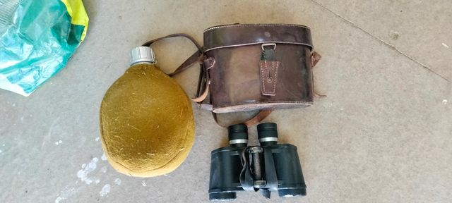 Binocoli e bottiglia d'acqua vintage