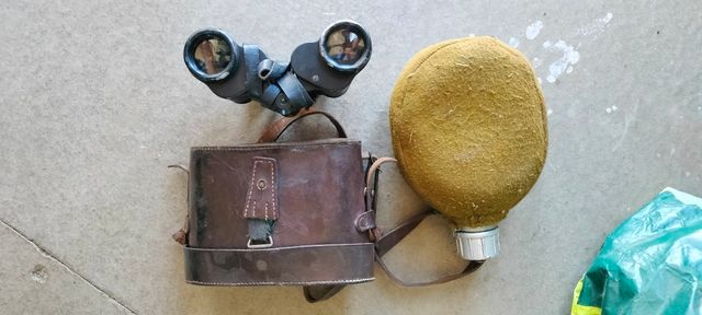 Binocoli e bottiglia d'acqua vintage