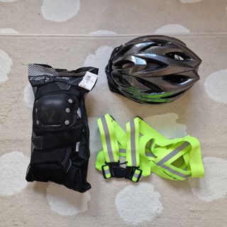 Protecciones ciclismo: casco y rodilleras