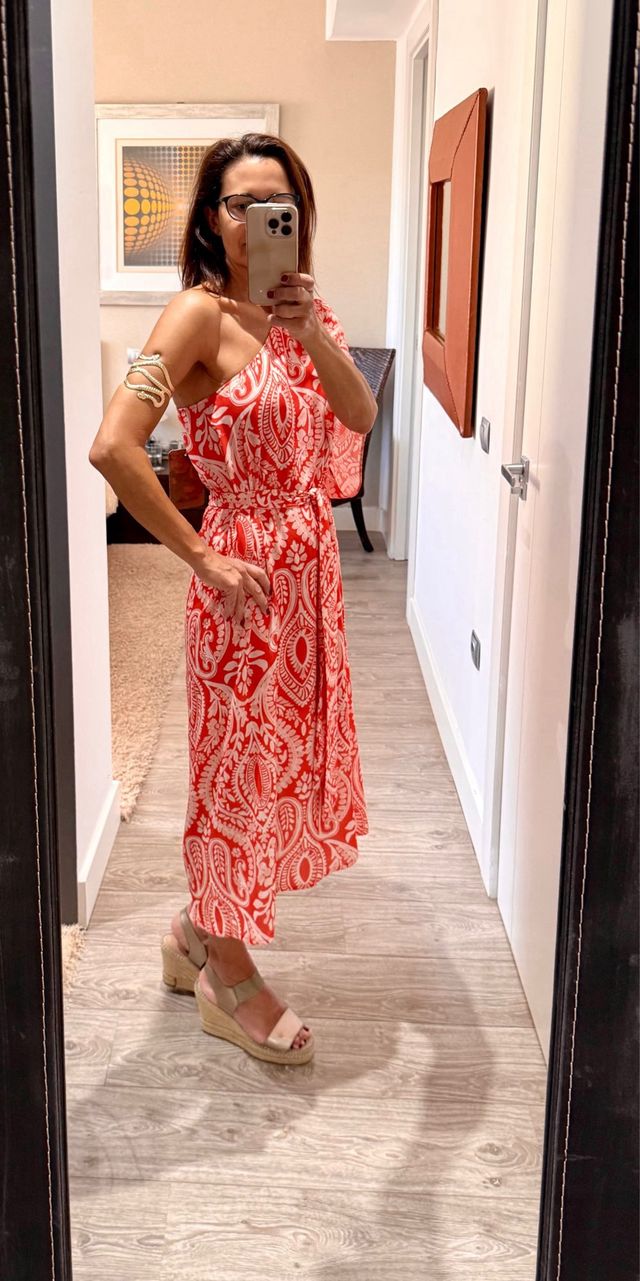 Vestido asimétrico con etiqueta