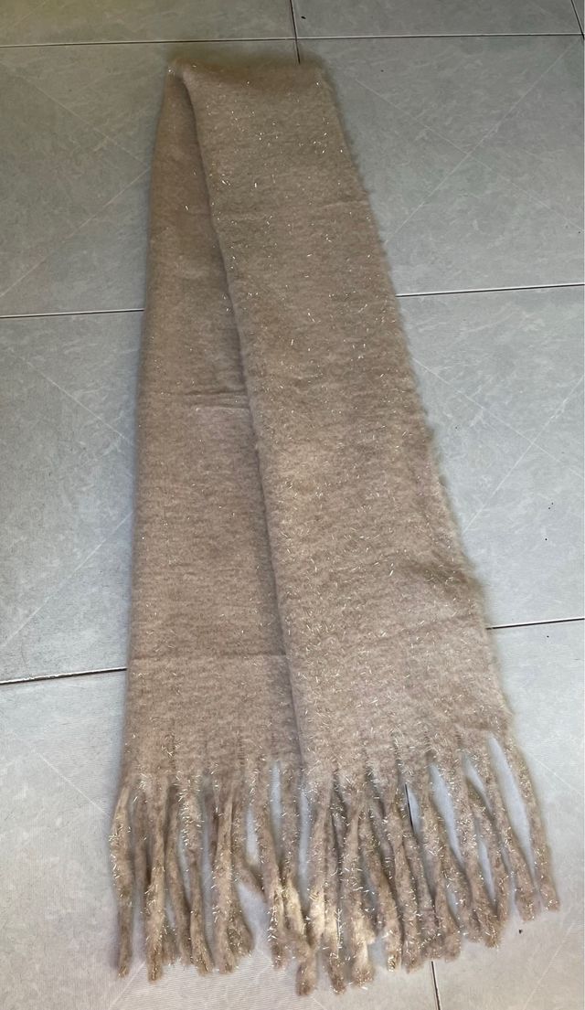 Bufanda con flecos con hilo dorado 