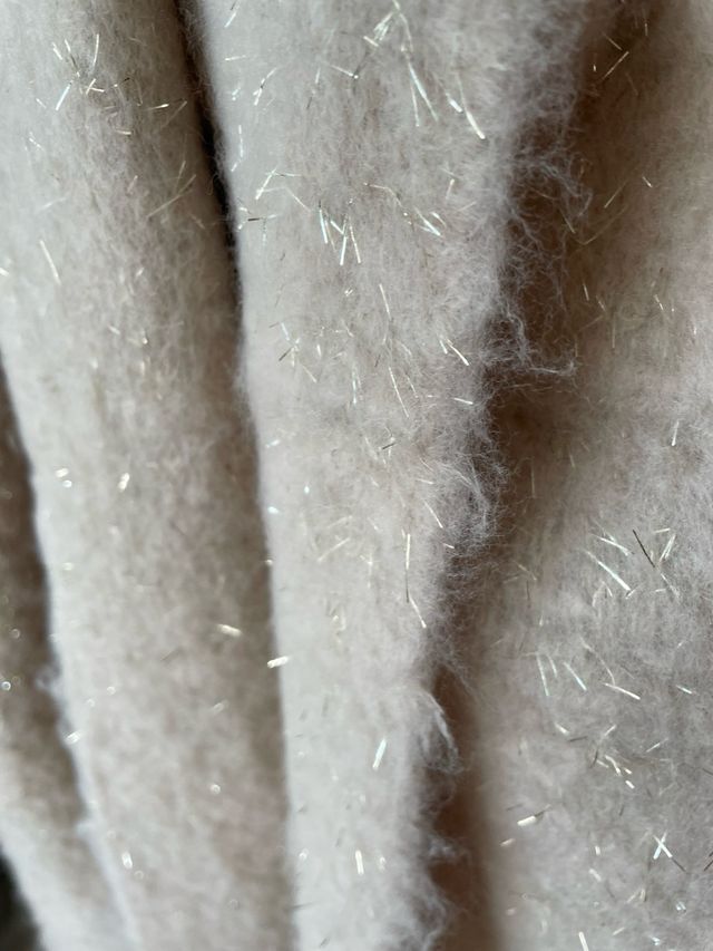 Bufanda con flecos con hilo dorado 