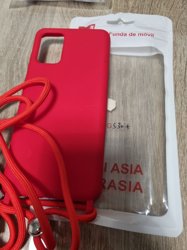 Funda móvil roja con cuerda