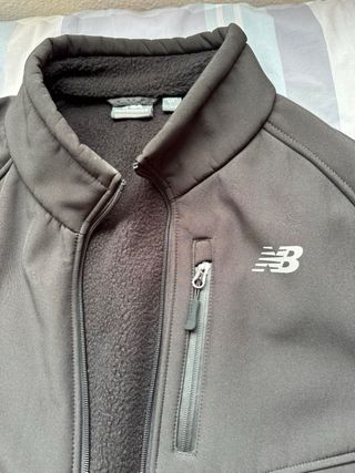 Abrigo hombre marca New balance