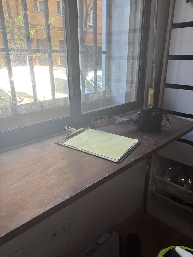 Mesa abatible de madera 120x40x2.5cm.
IKEA