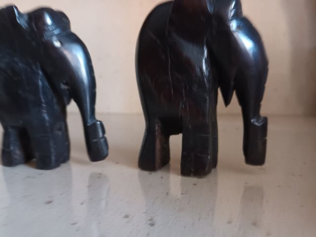 5 Elefantes  Tallados en madera de ébano.
