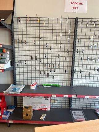 Estanterías metálicas con ganchos