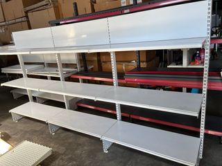 Estanterías metálicas blancas